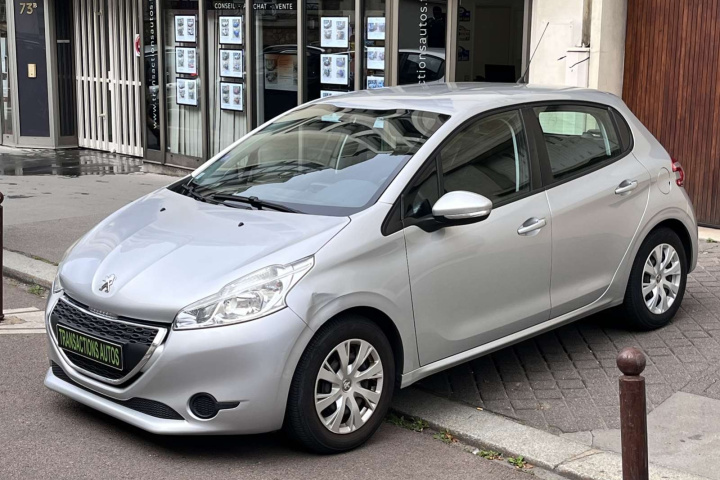 PEUGEOT 208