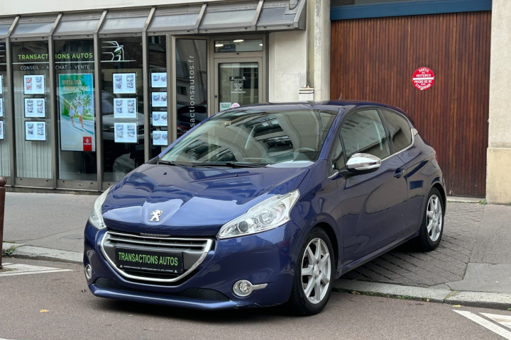 PEUGEOT 208